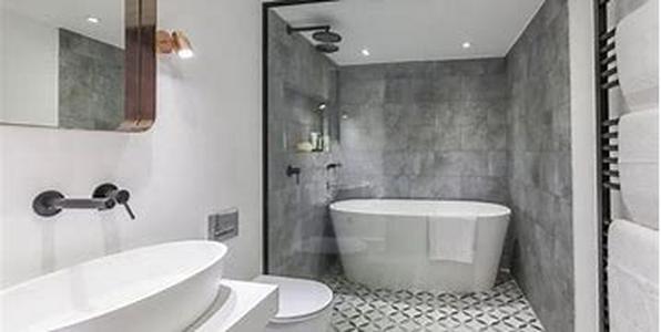 London builders: bathroom in wood