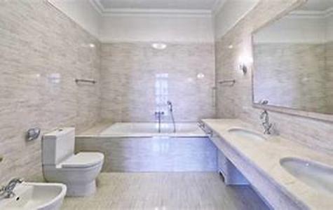 London builders: bathroom in wood